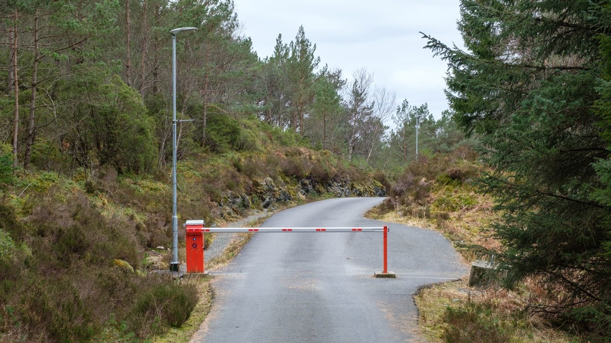 Det er bak denne bommen man finner båtplass og parkering på landsiden. Galleribilde