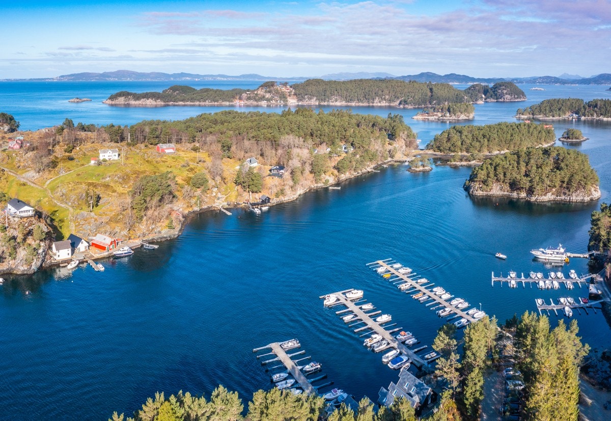 Det medfølger også bruksrett til båtplass og parkering i Strøno. Her ser du marinaen på landsiden, samtidig som du kan skimte Skorpo i bakgrunnen. Galleribilde
