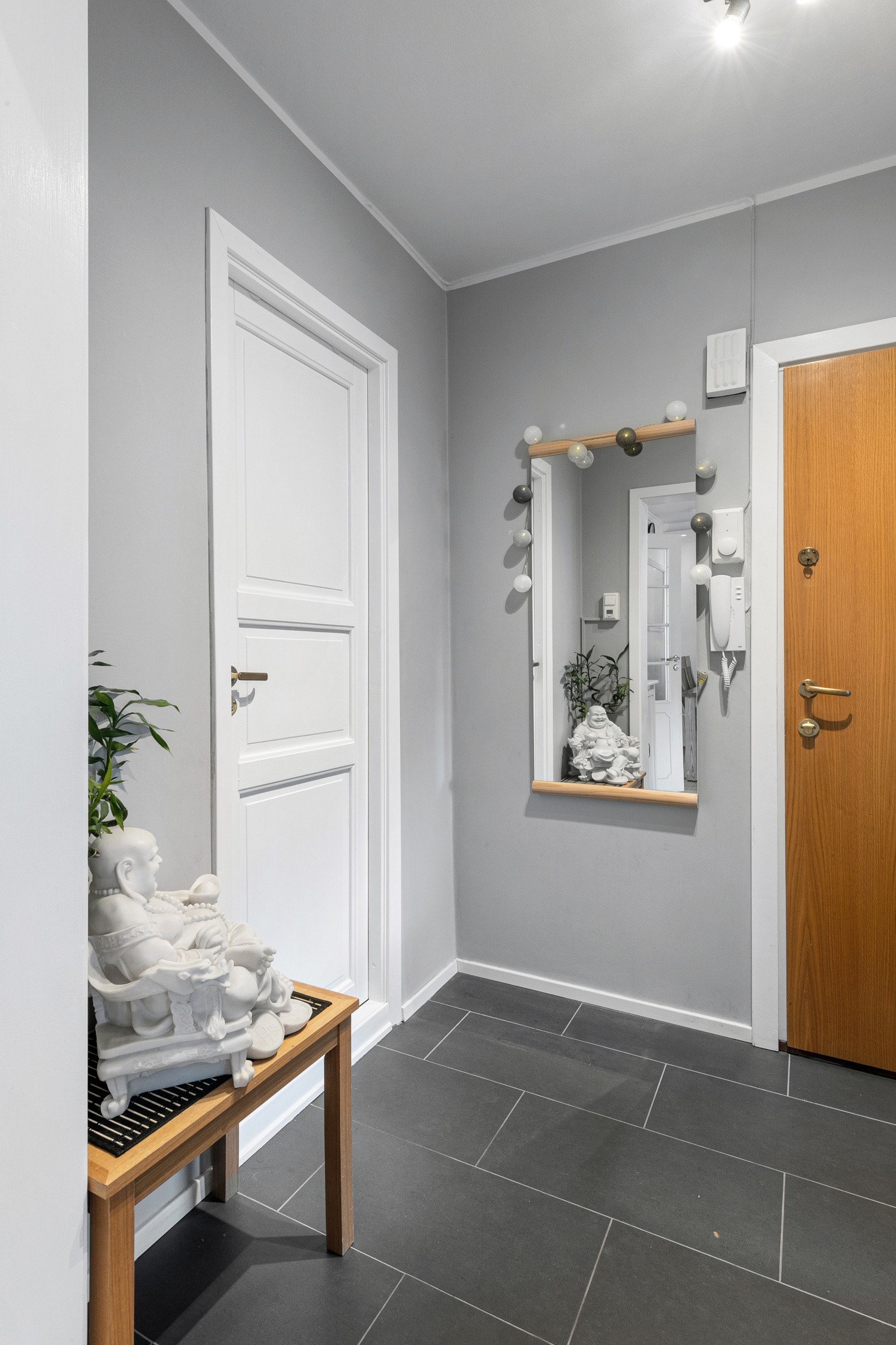 Det er dørcalling ved ytterdøren, knaggrekke på veggen midt imot og skyvedørsgarderobe. Galleribilde