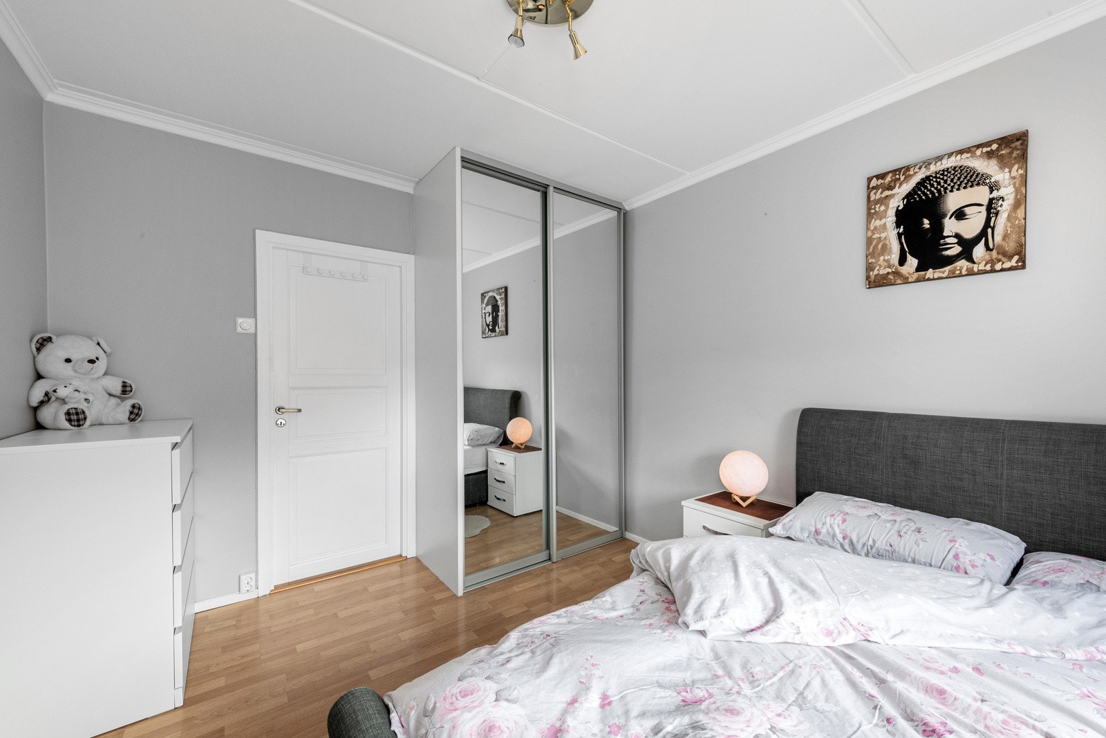 Det er skyvedørsgarderobe med speilfronter på begge soverommene og god plass til dobbeltseng. Galleribilde