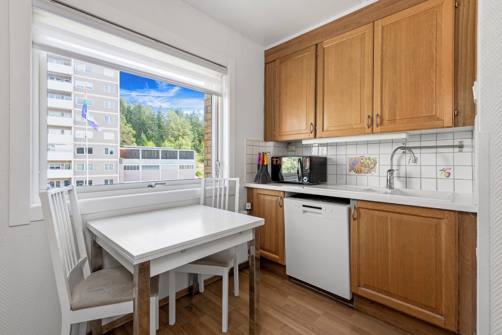 Kjøkkenet ligger i eget rom og har plass til et frokostbord ved vinduet. Galleribilde