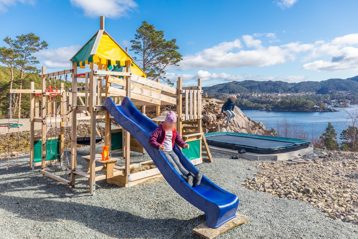 Kjekk lekeplass for barna Galleribilde