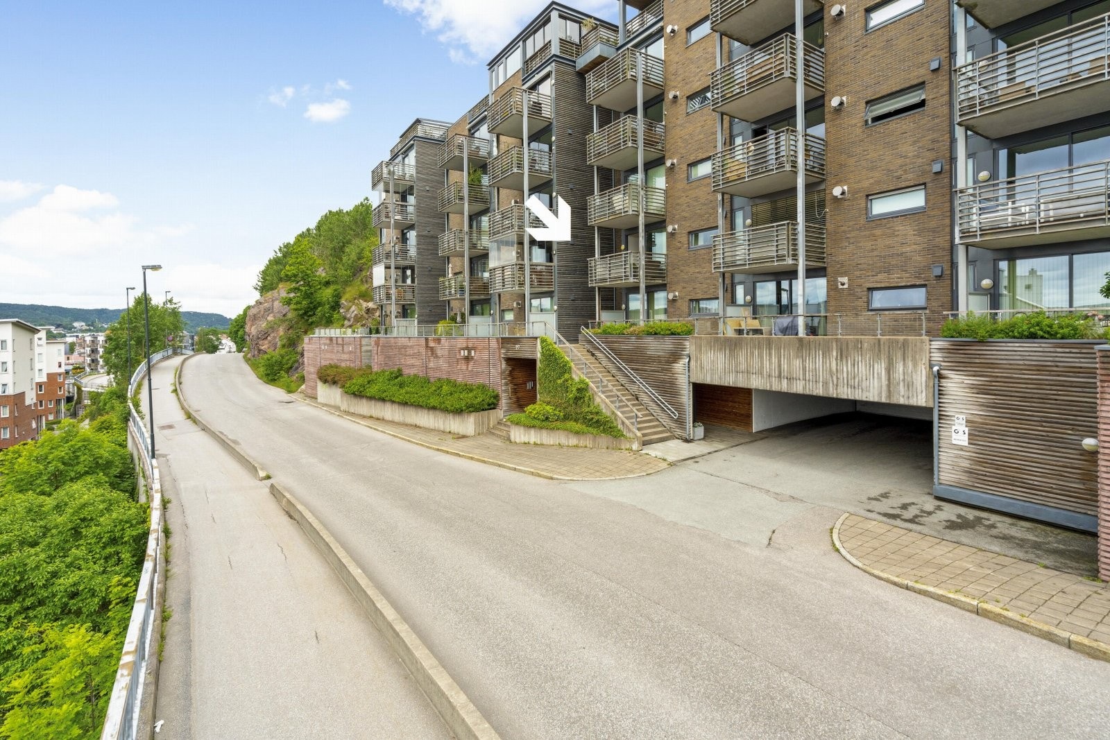 Bygget Kuholmsveien Terrasse - med pil mot leiligheten i 3.etg. Galleribilde