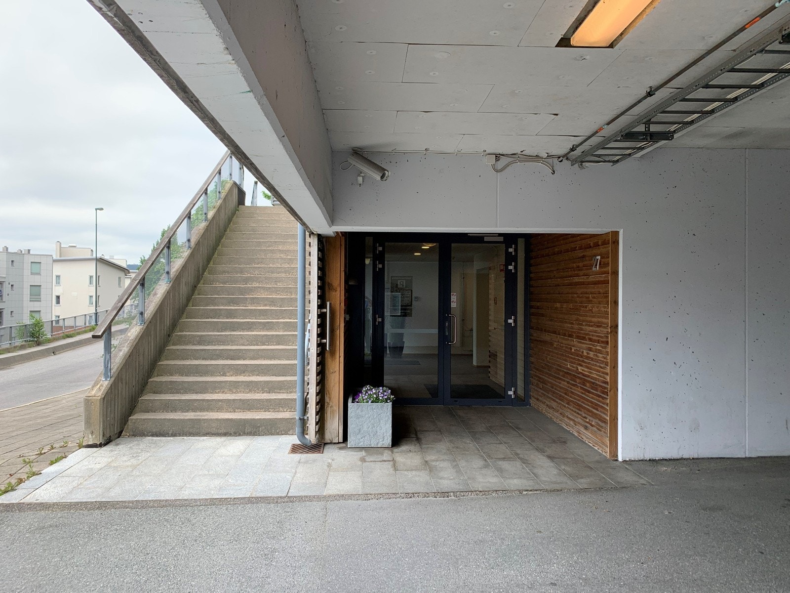 Fra byggets inngangsparti med ringeklokker Galleribilde