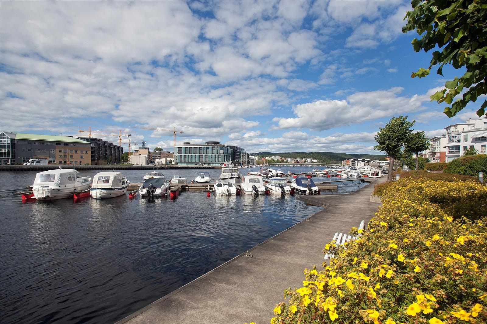 Kort gåavstand ned til strandpromenaden som går langs Otra ned til Lundsbroa og videre. Galleribilde