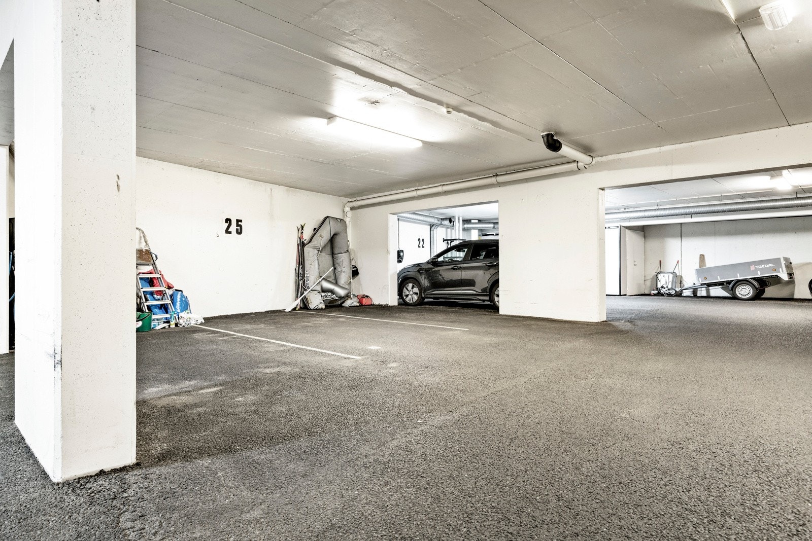 Fast parkeringsplass i lukket garasjekjeller Galleribilde