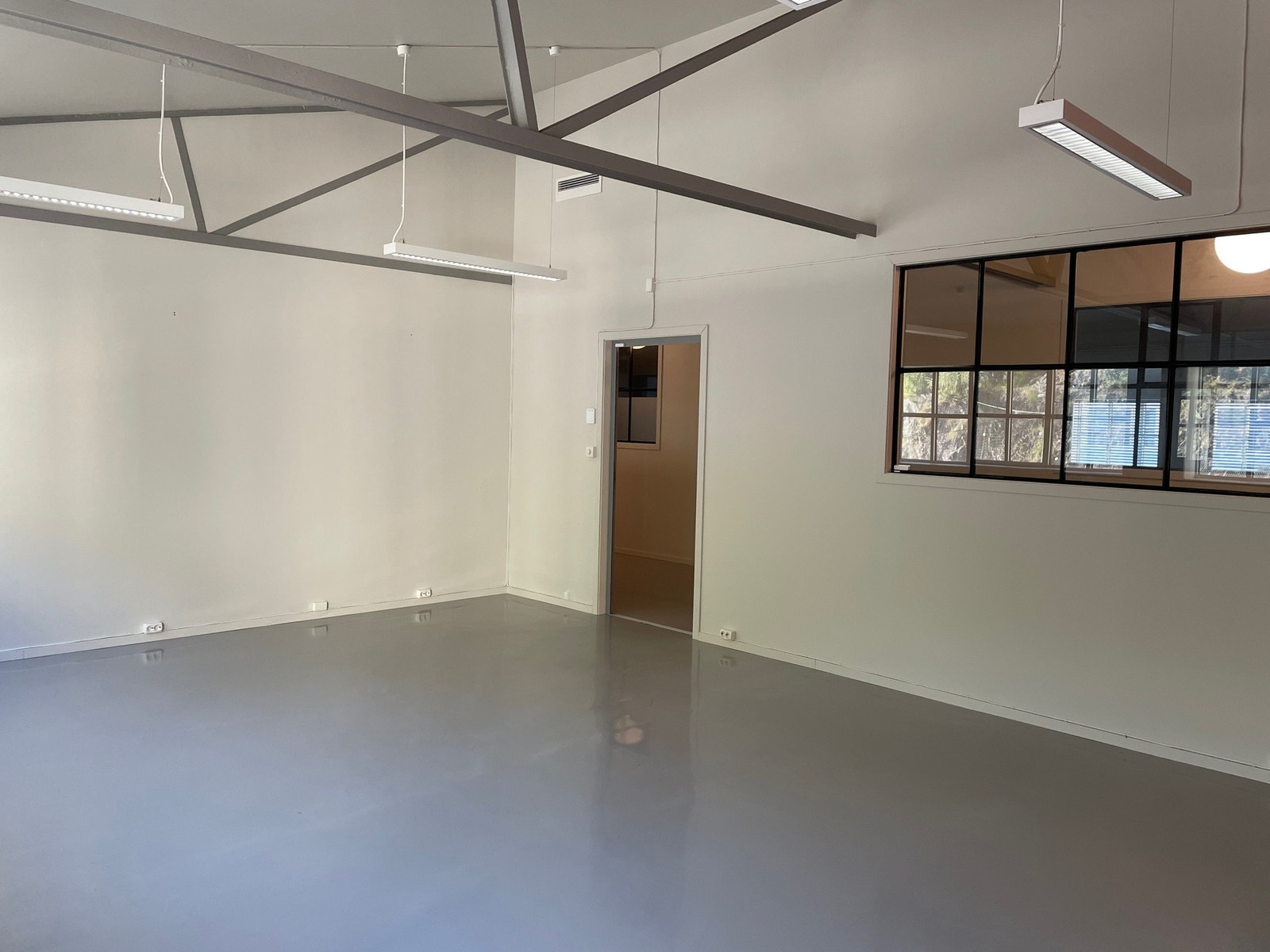 Inng 16, 37 kvm fint kontor, godt dagslys, se samme rom på to forrige foto. Galleribilde