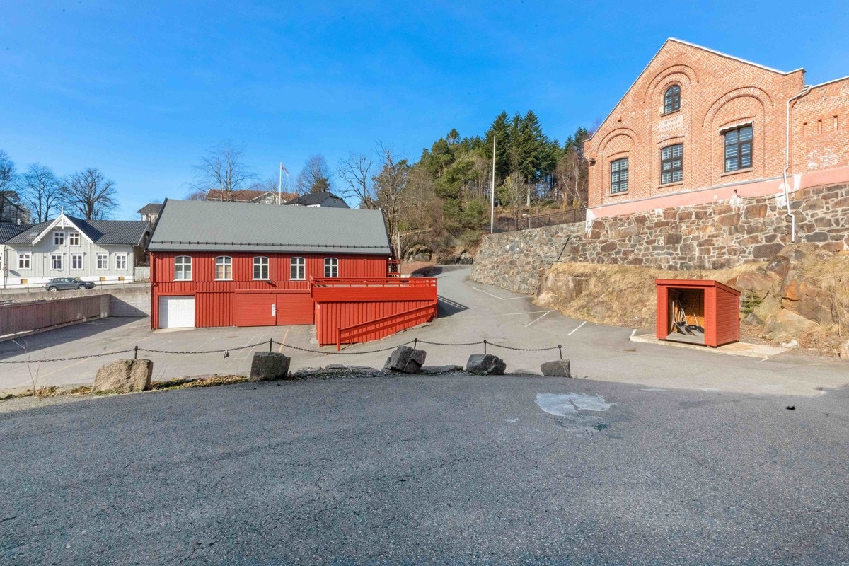 Parkering/uteareal i forkant av åpen avdeling Galleribilde