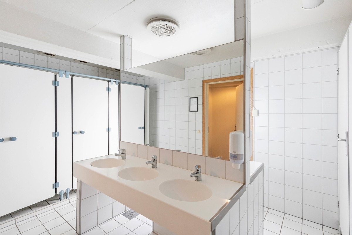 Fra toaletter åpen avdeling Galleribilde