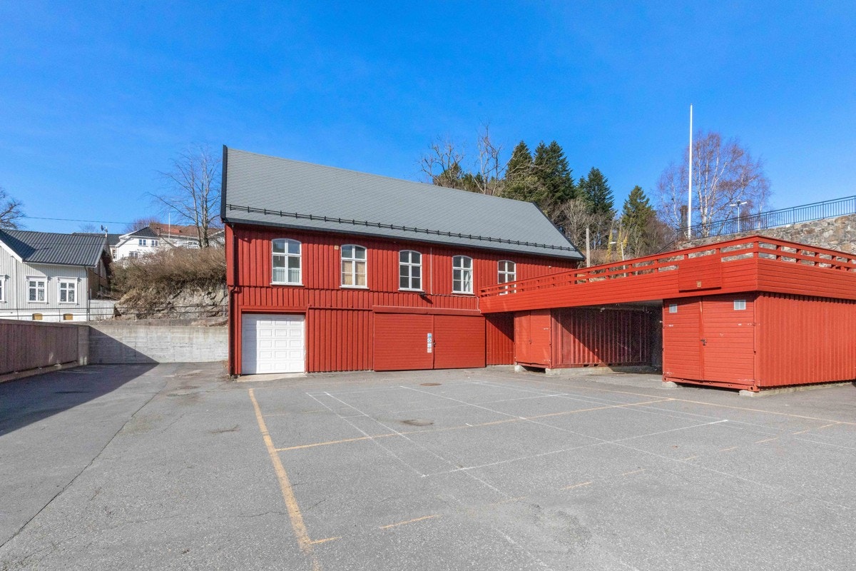 Utsalg med garasje og lager i underetasje Galleribilde