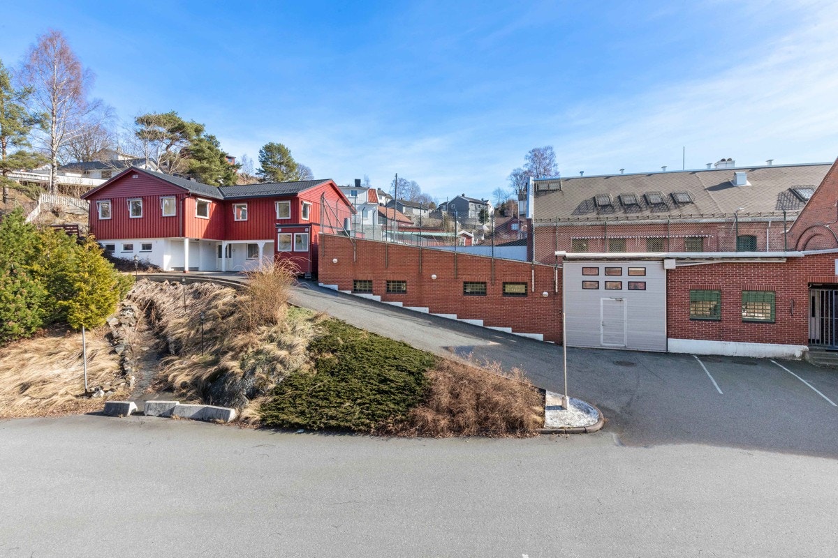 Det gamle fengselsbygget, samt administrasjonsbygget fra parkeringsplass Galleribilde