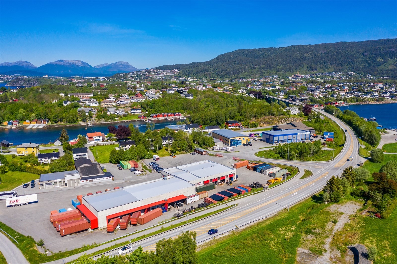 Dronebilde - eiendommen ligger sentralt til like ved trafikkert motorveg Galleribilde