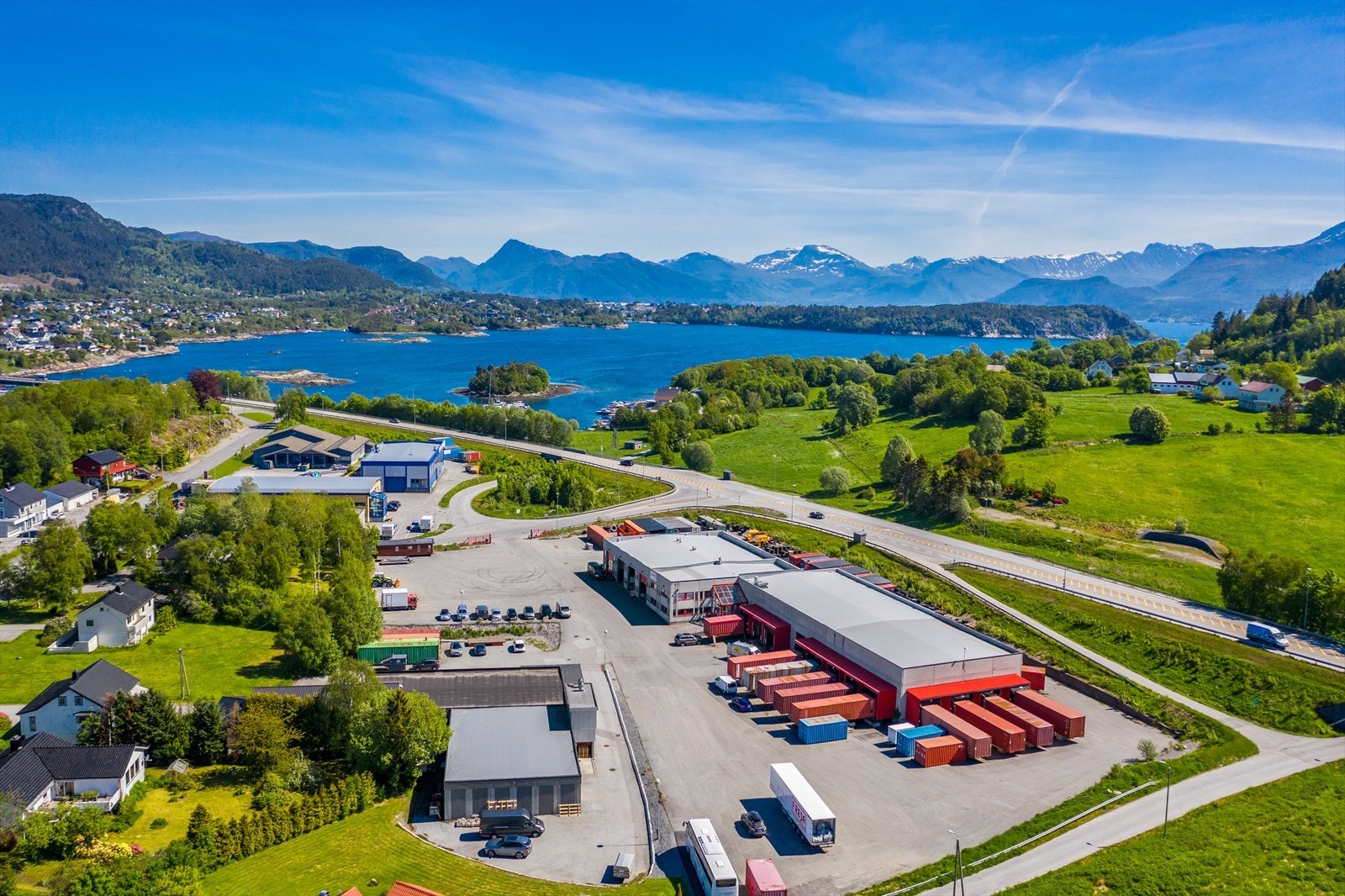 Dronebilde - eiendommen ligger sentralt til like ved trafikkert motorveg Galleribilde