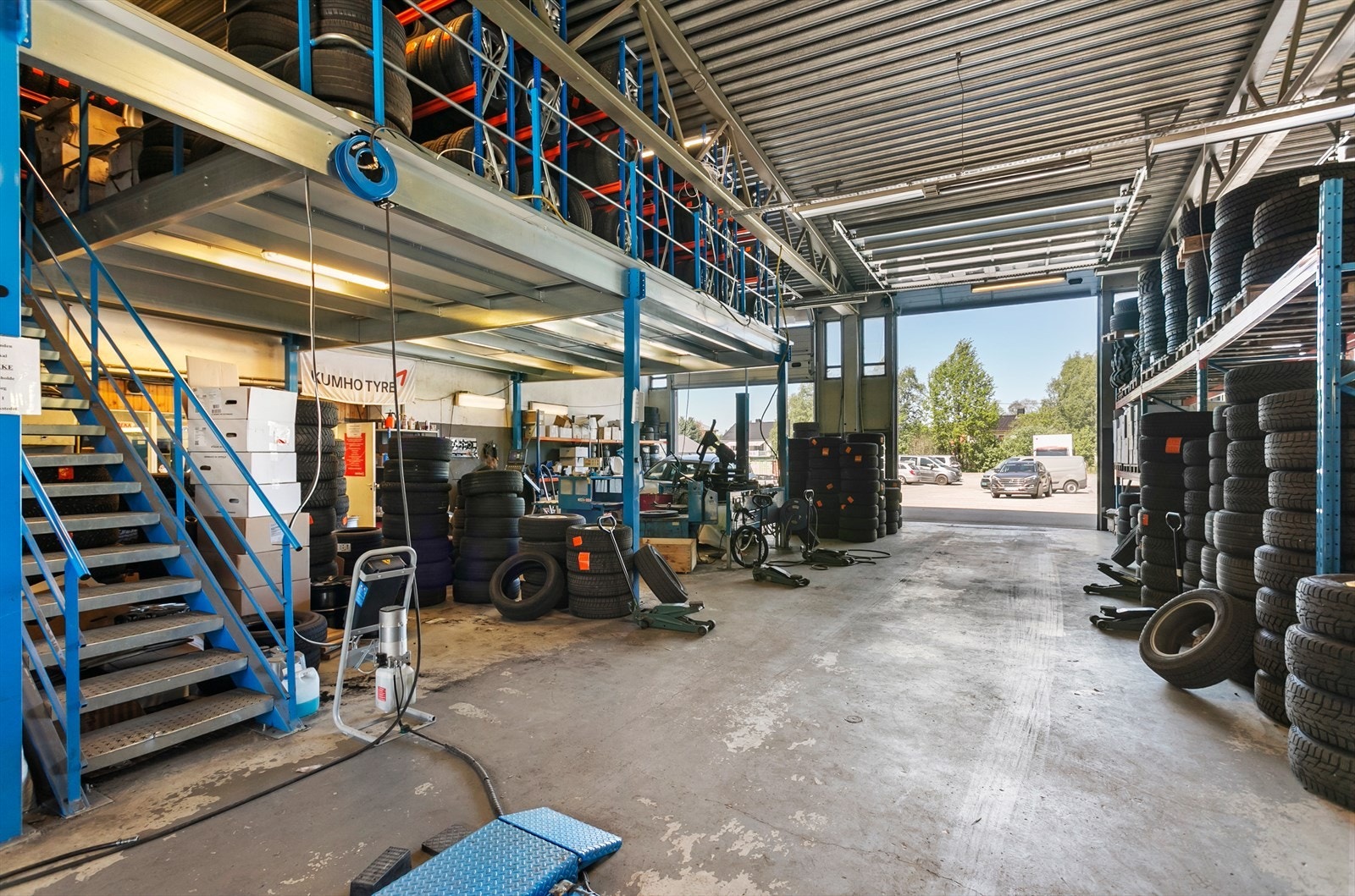 Romslige lokaler med messanin Galleribilde