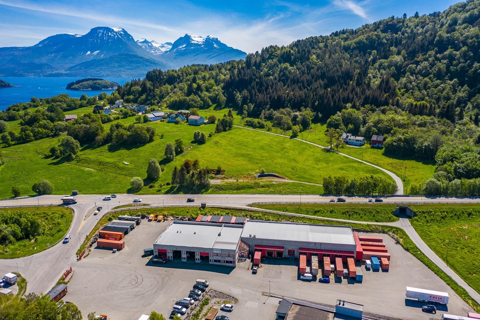 Dronebilde - eiendommen ligger sentralt til like ved trafikkert motorveg Galleribilde