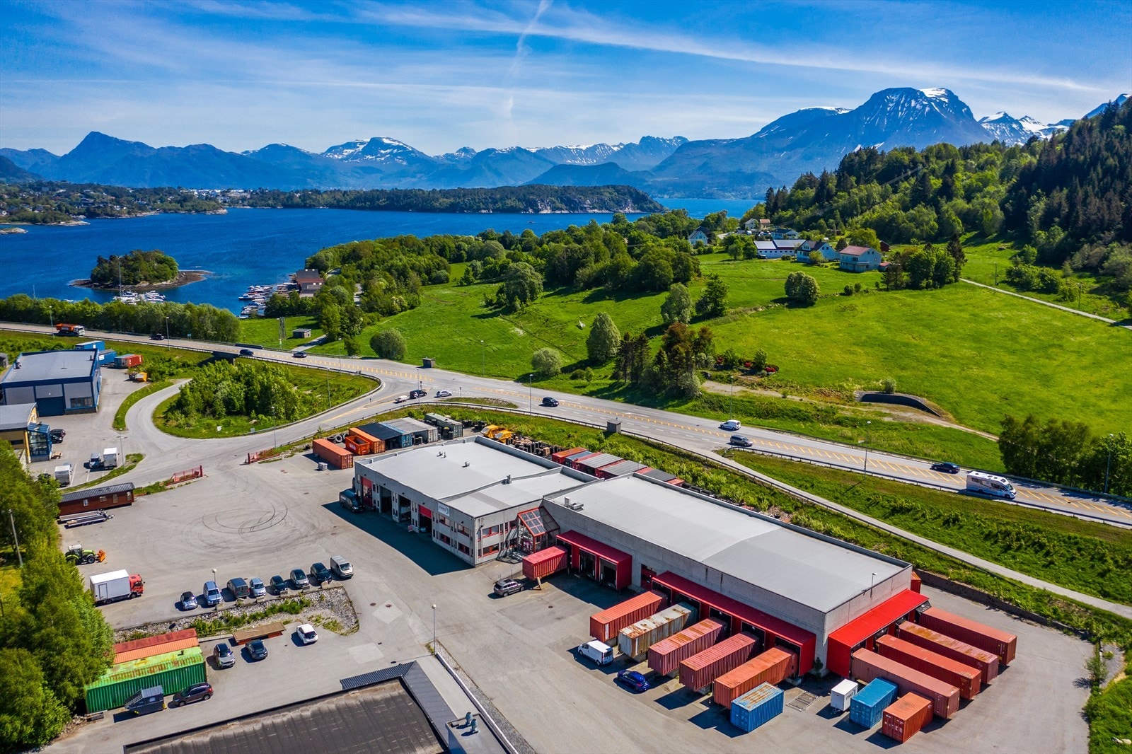 Dronebilde - eiendommen ligger sentralt til like ved trafikkert motorveg Galleribilde
