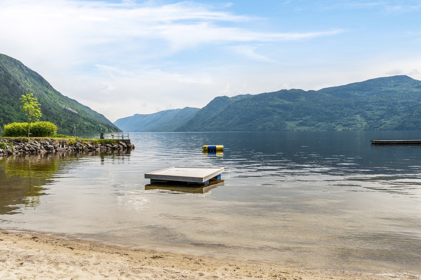 Den offentlige badestranda i Lårdal Galleribilde