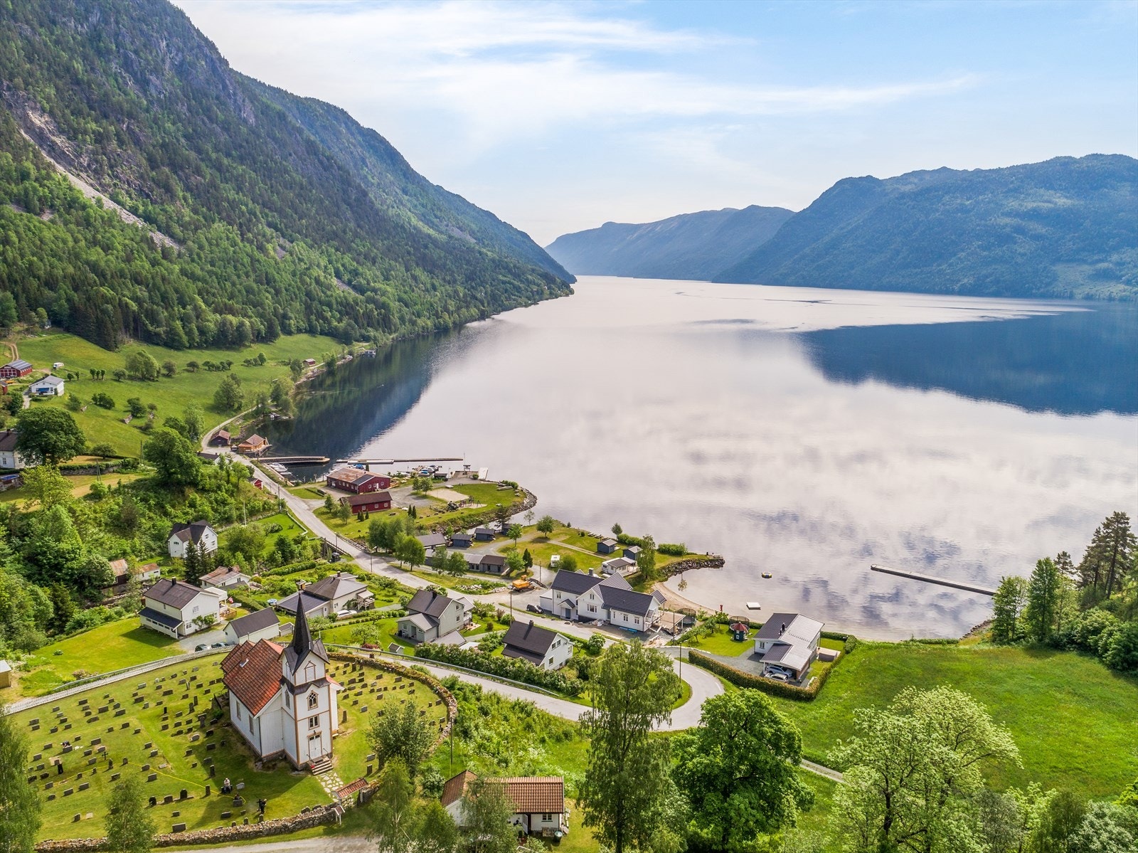 Vakre Lårdal med campingplassen ned mot vannet. Galleribilde