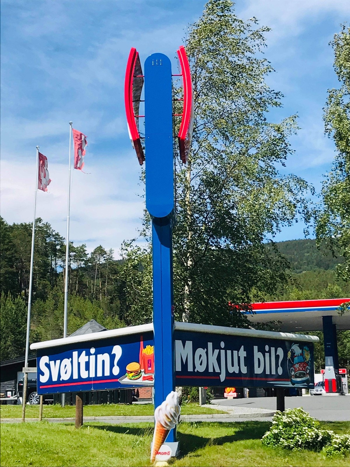 Bensinstasjonen har blitt viden kjent gjennom sin utbredt bruk av dialektord og uttrykk. Galleribilde