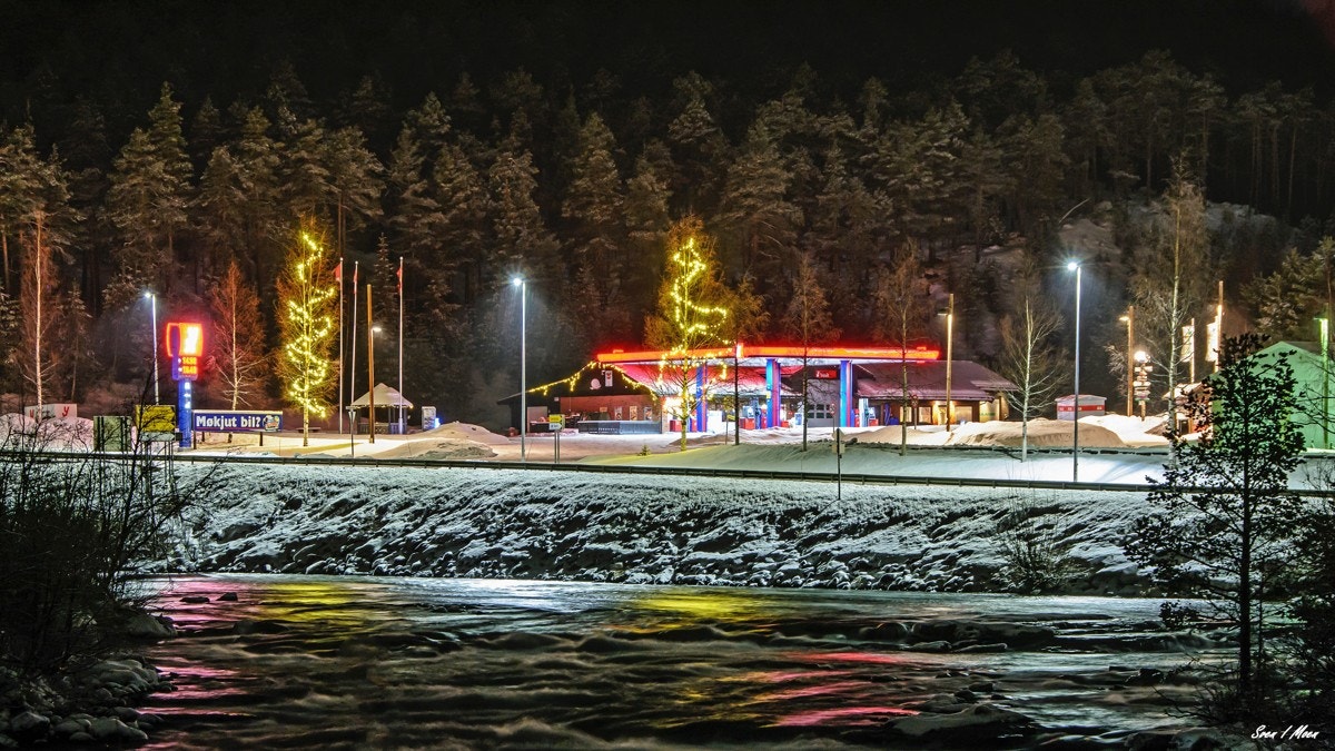 "Stasjon by night". Foto av Sven Ingar Moen. Galleribilde