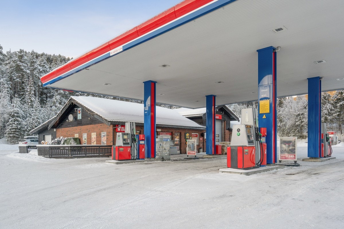 Samme år ble det satt opp nye pumper, nytt pumpetak med LED-belysning. Ny innredning og disk, samt tak/himlinger med LED-belysning i butikklokalet. Galleribilde