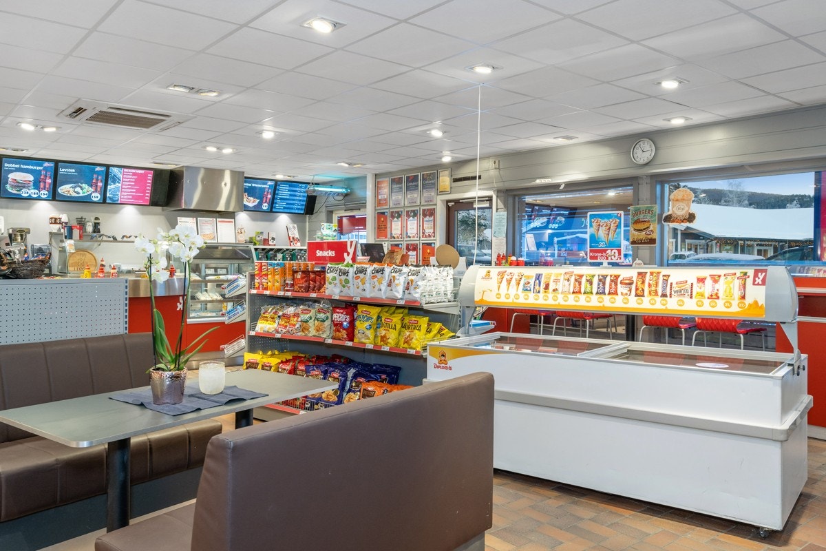 Stasjonen har ønsket å være en sosial møteplass for alle aldre, og spesielt ungdommen. ig ble det lansert dart-spill inne i butikklokalet. Galleribilde