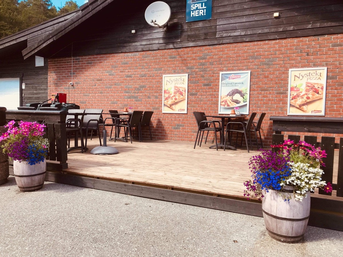 Platting og spiseområde utvendig. Galleribilde