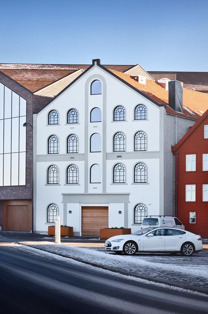 Store vindusflater med nydelig utsikt mot vågen. Galleribilde