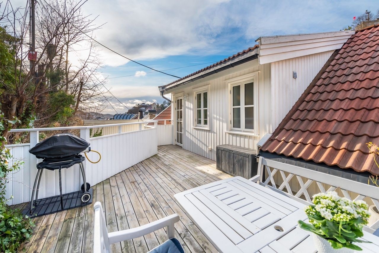 Stor og solrik terreasse Galleribilde