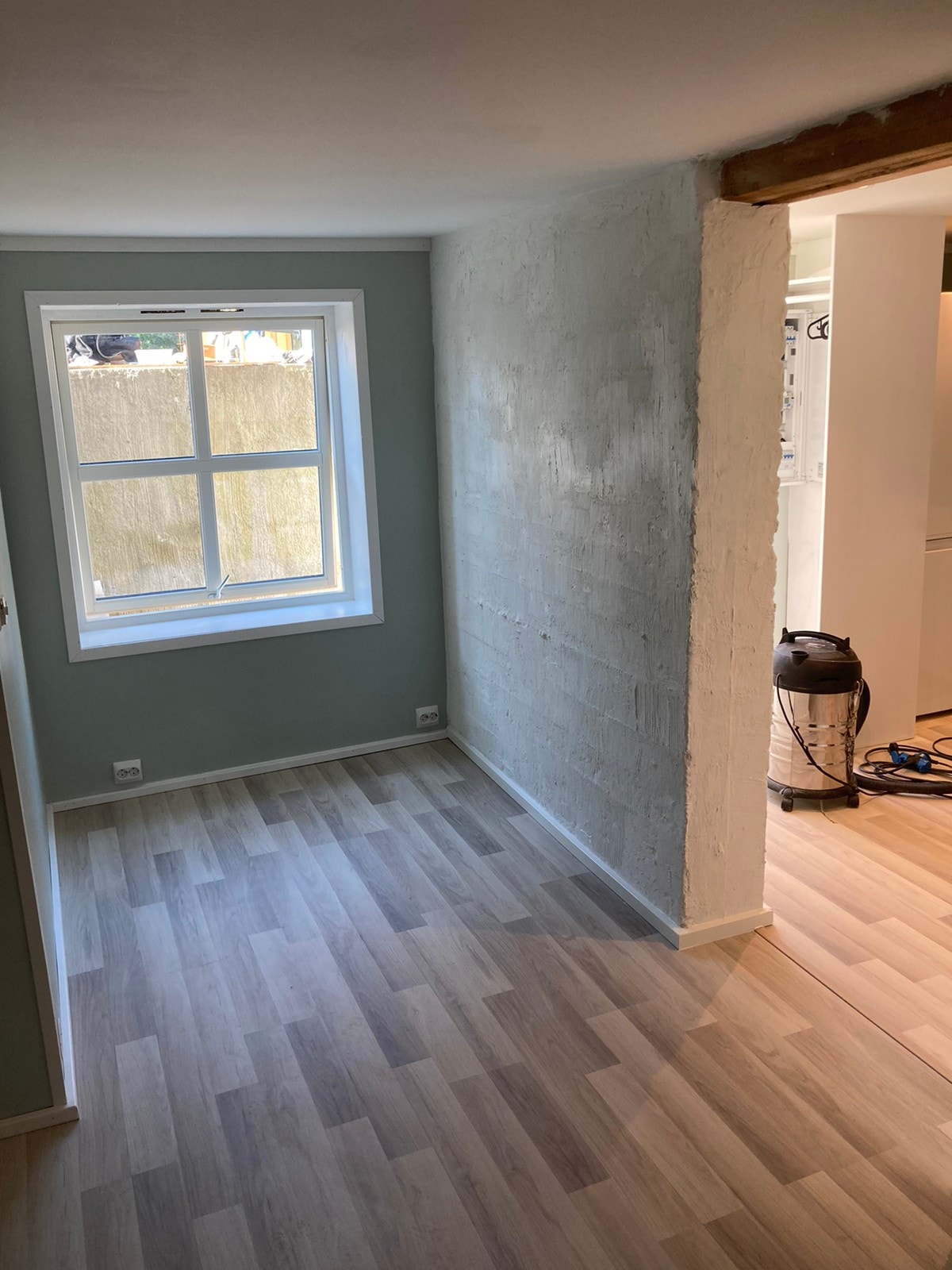 Spiseplass med rustikk murvegg Galleribilde