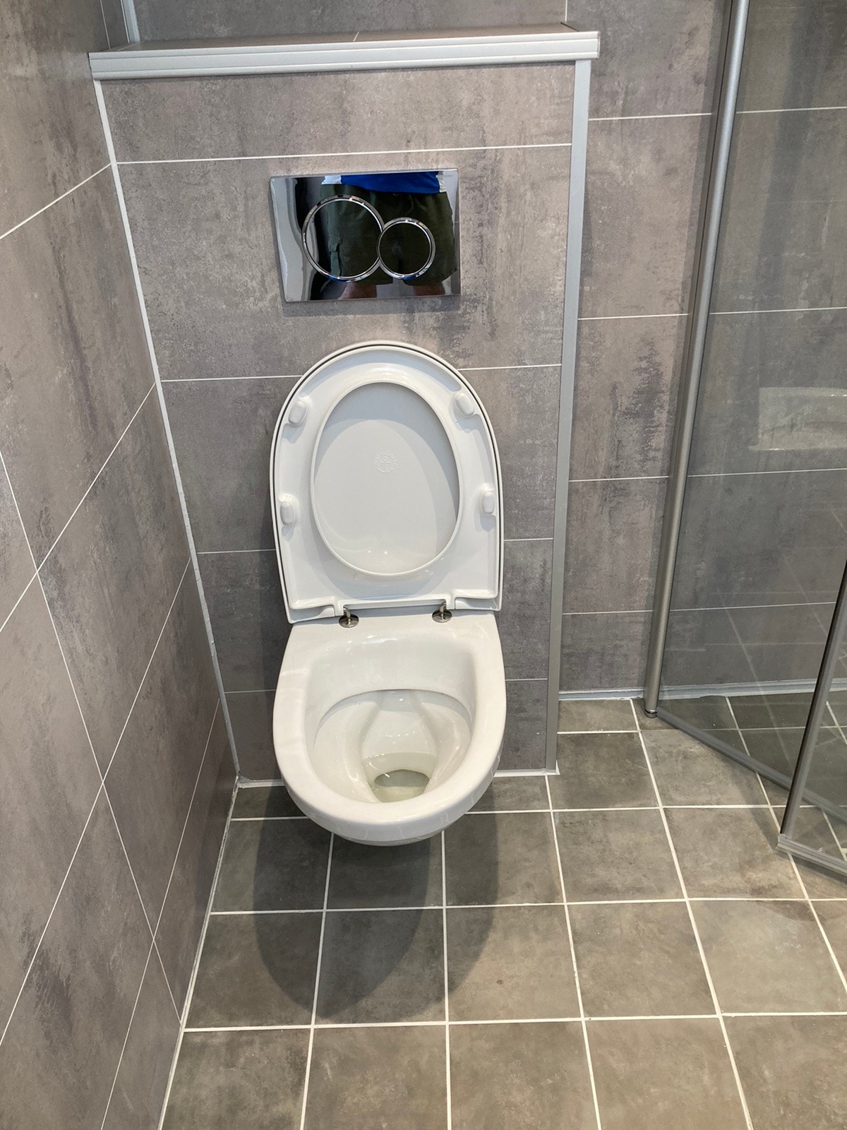 Nytt bad med veggfestet toalett Galleribilde