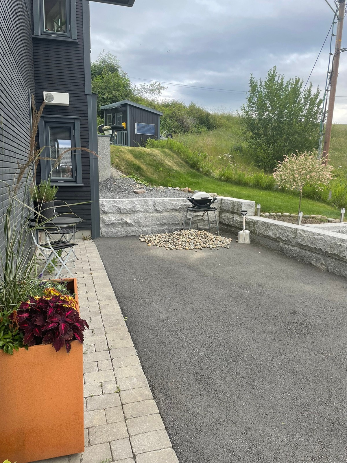 Steinhaugen er fjernet, og sykkelstativ er satt opp. Galleribilde