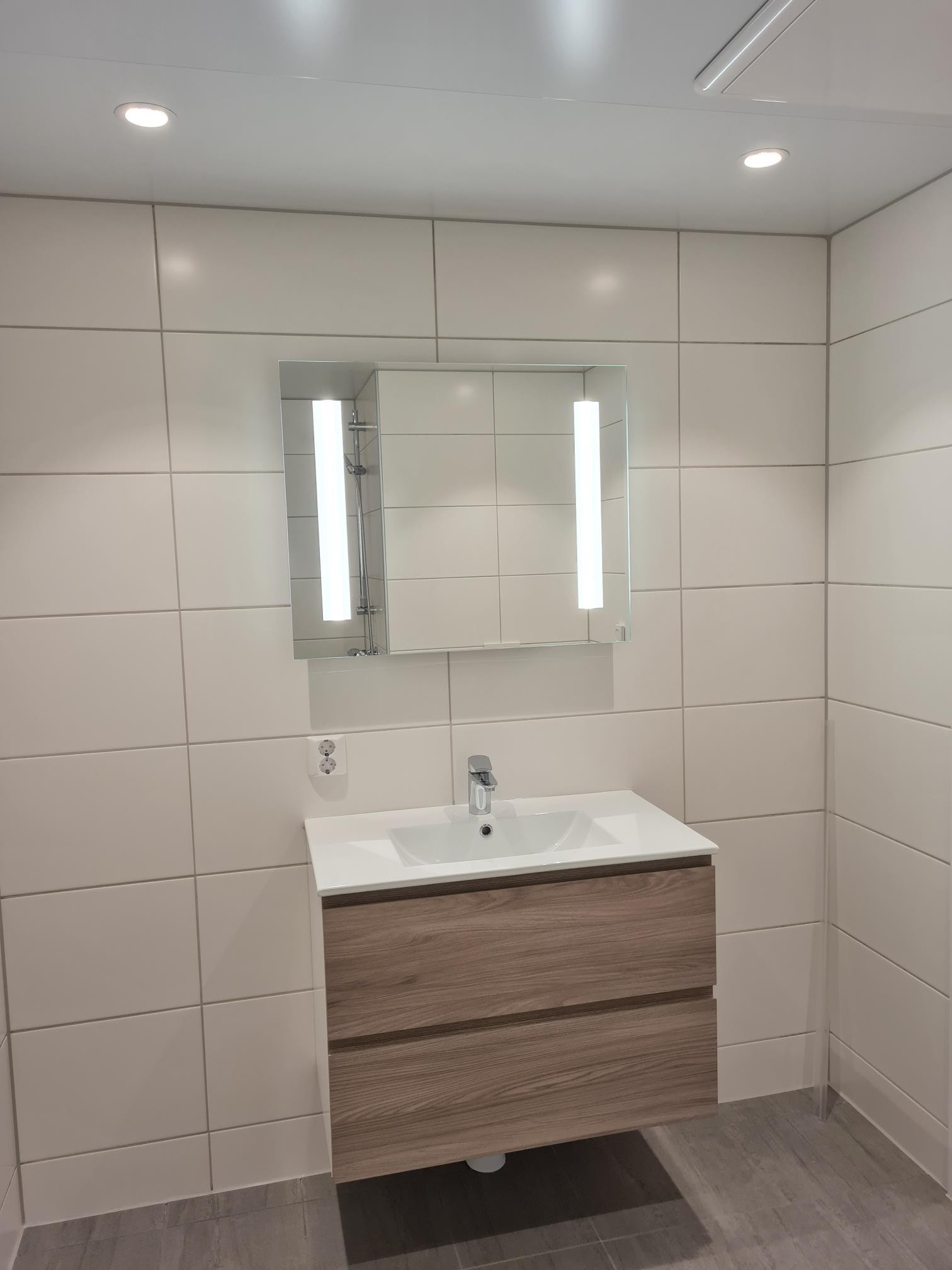 Bad innredning, plass for vaskemaskin Galleribilde