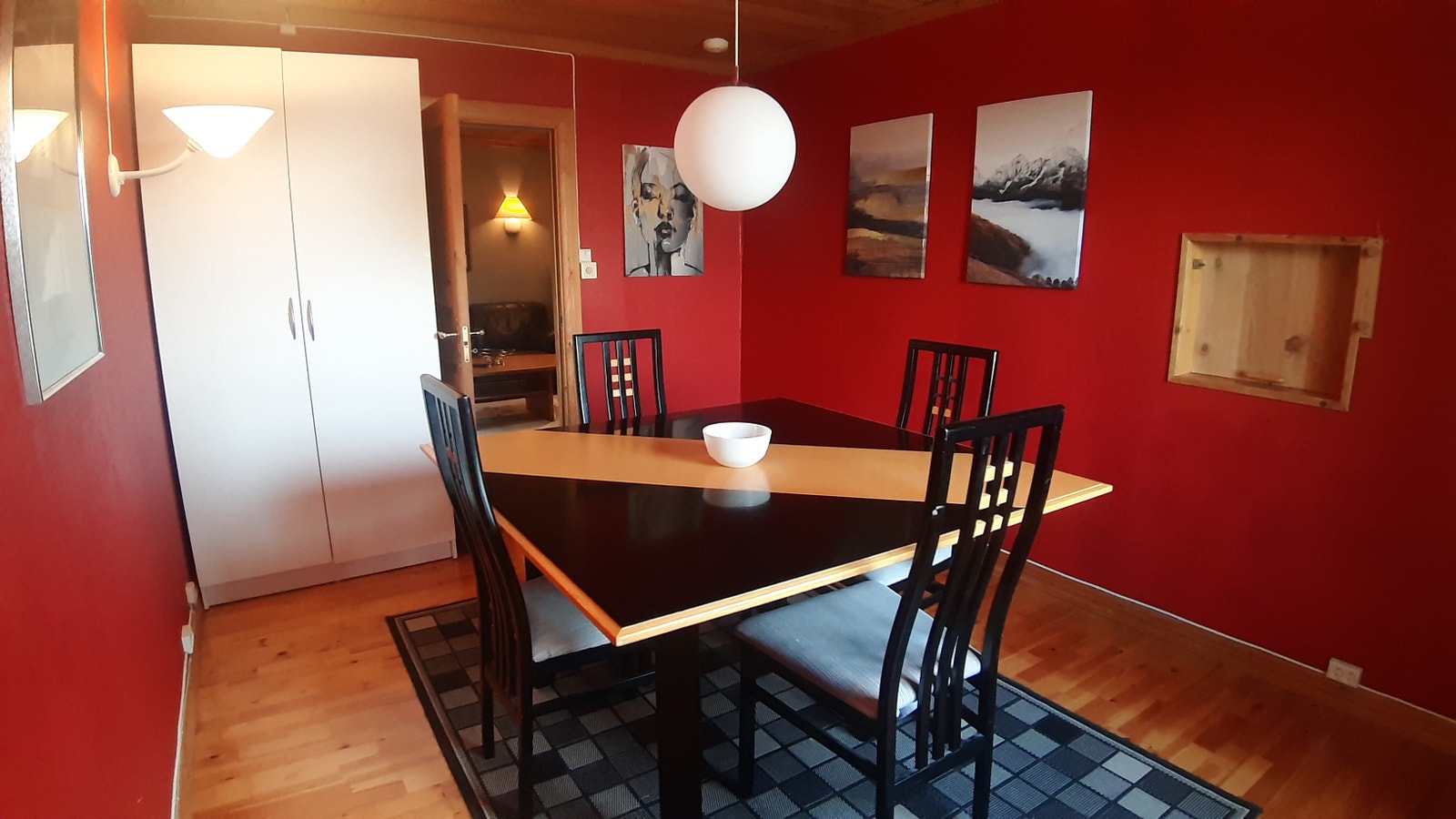 Spisestue. Kan lett møbleres som soverom. Galleribilde