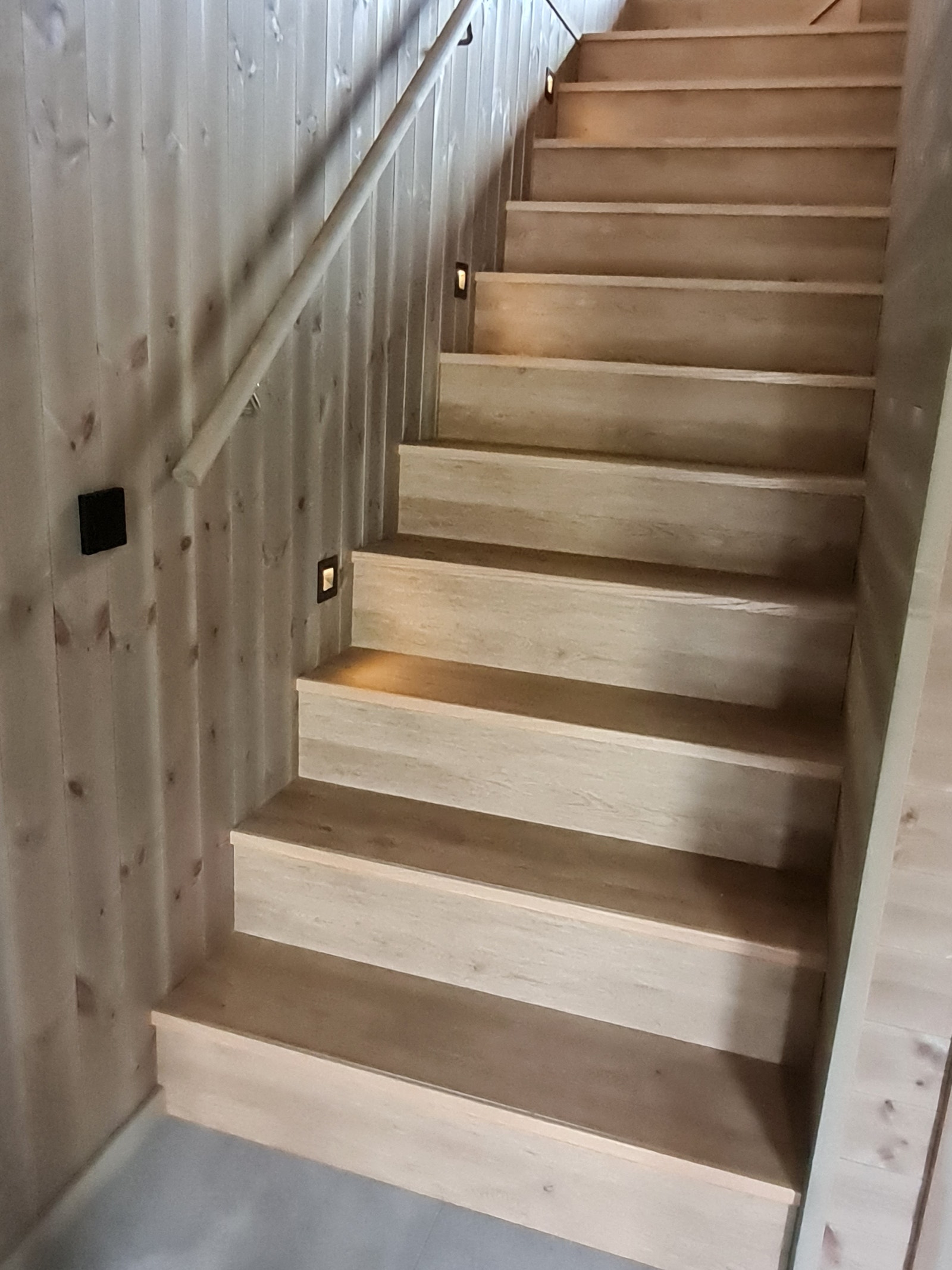 Lys i trapp opp til 2. etasje Galleribilde