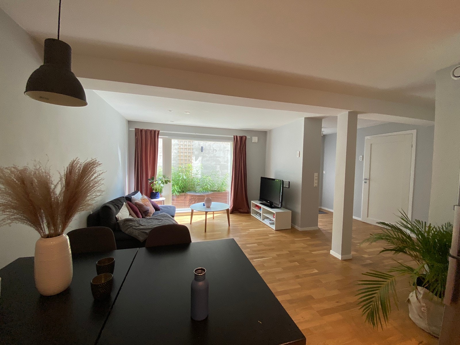 Vindu fra gulv til tak gir rikt med dagslys Galleribilde