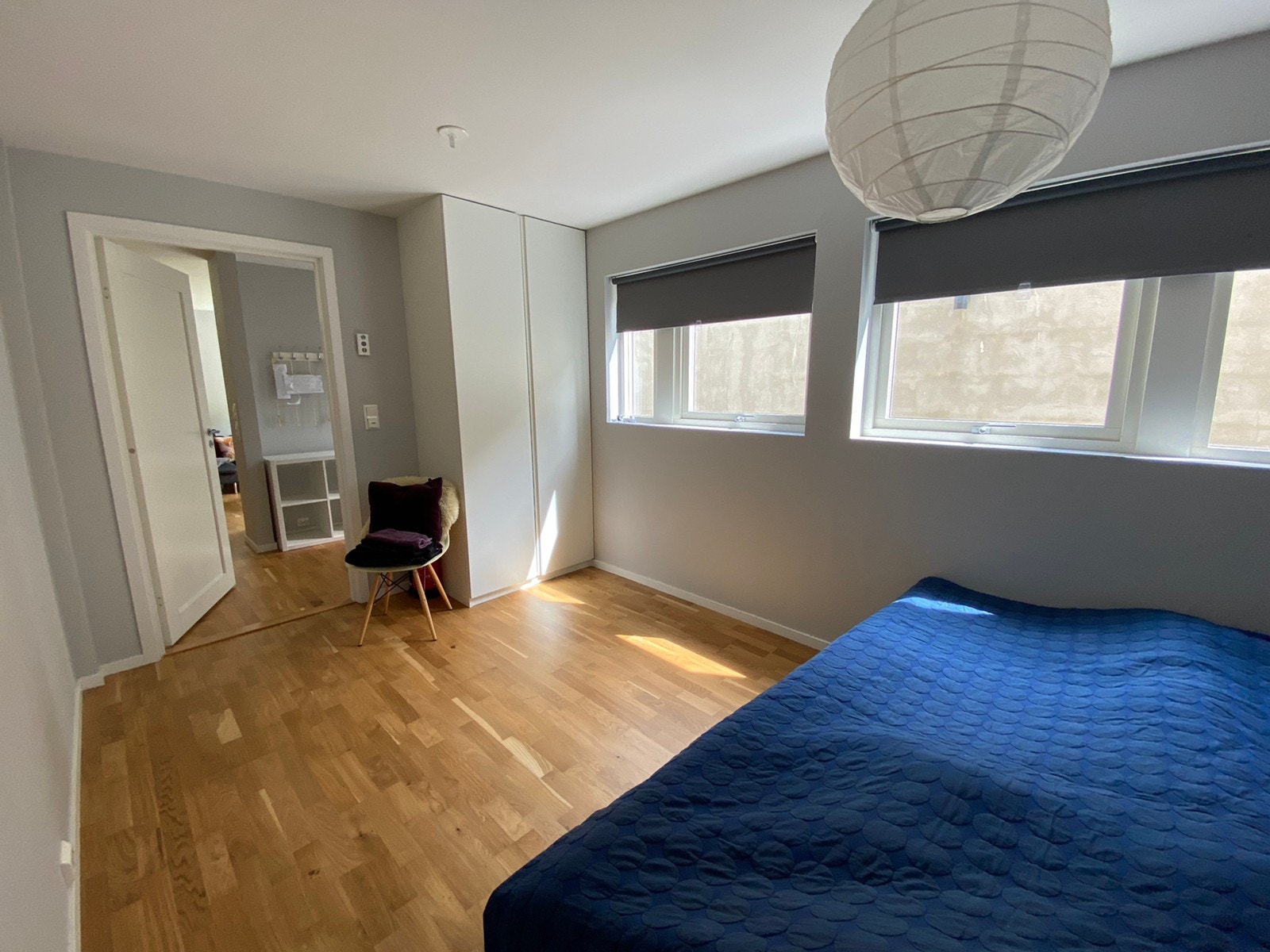 God plass til dobbeltseng og kontorplass Galleribilde