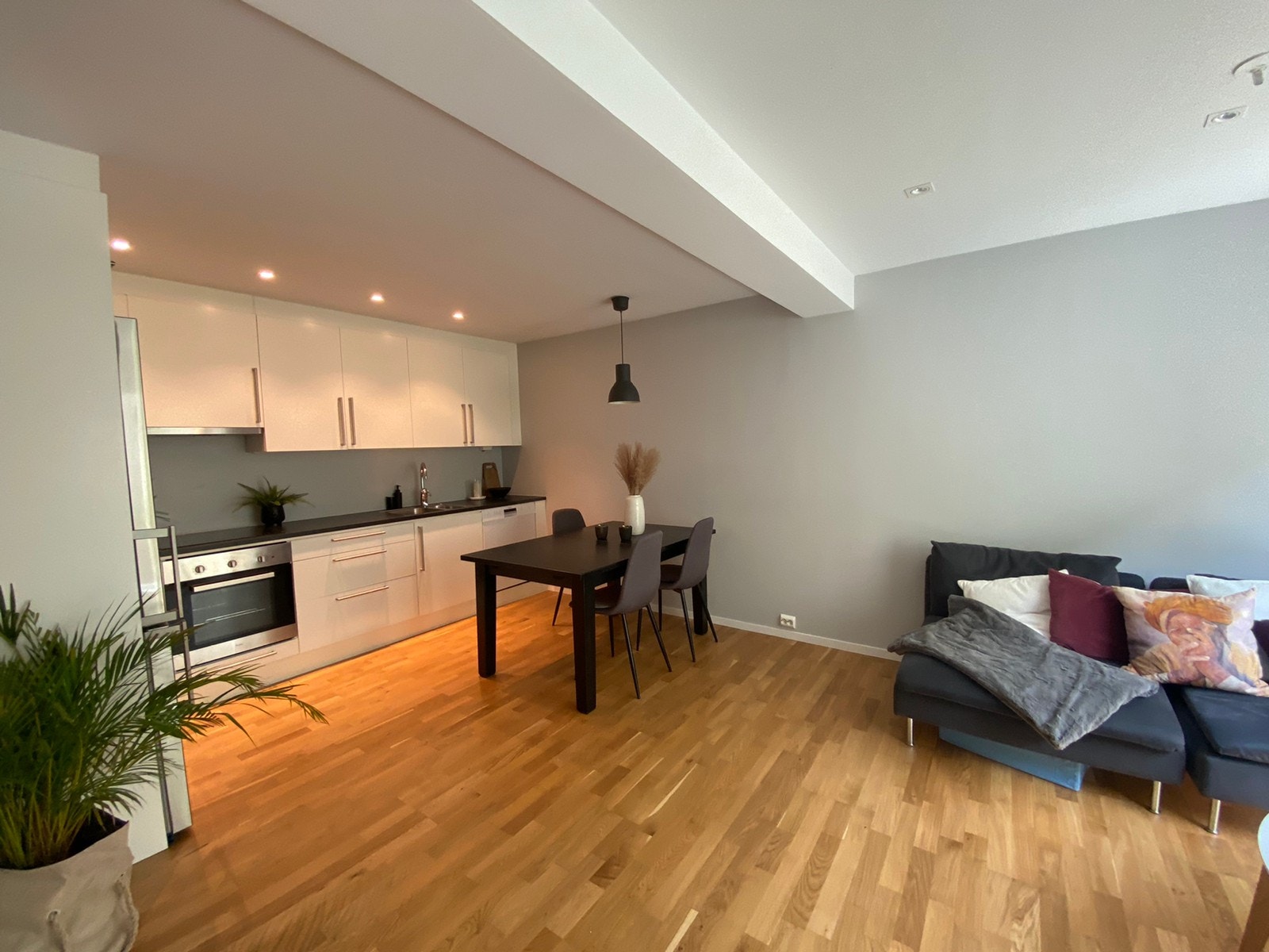 Vannbåren varme i alle gulv gir behagelig temperatur hele året Galleribilde