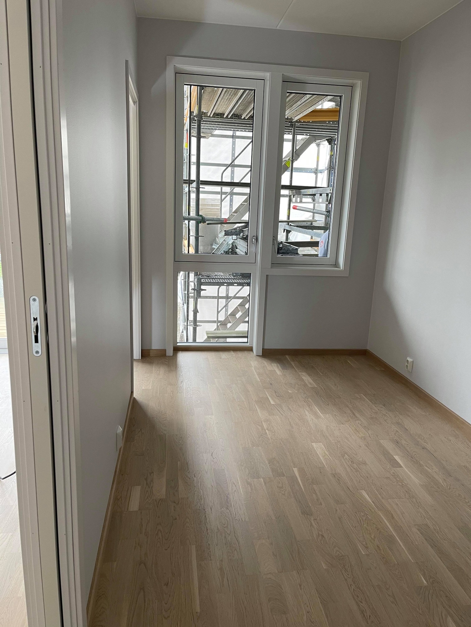 Soverom med store vinduer som gir gode lysforhold Galleribilde