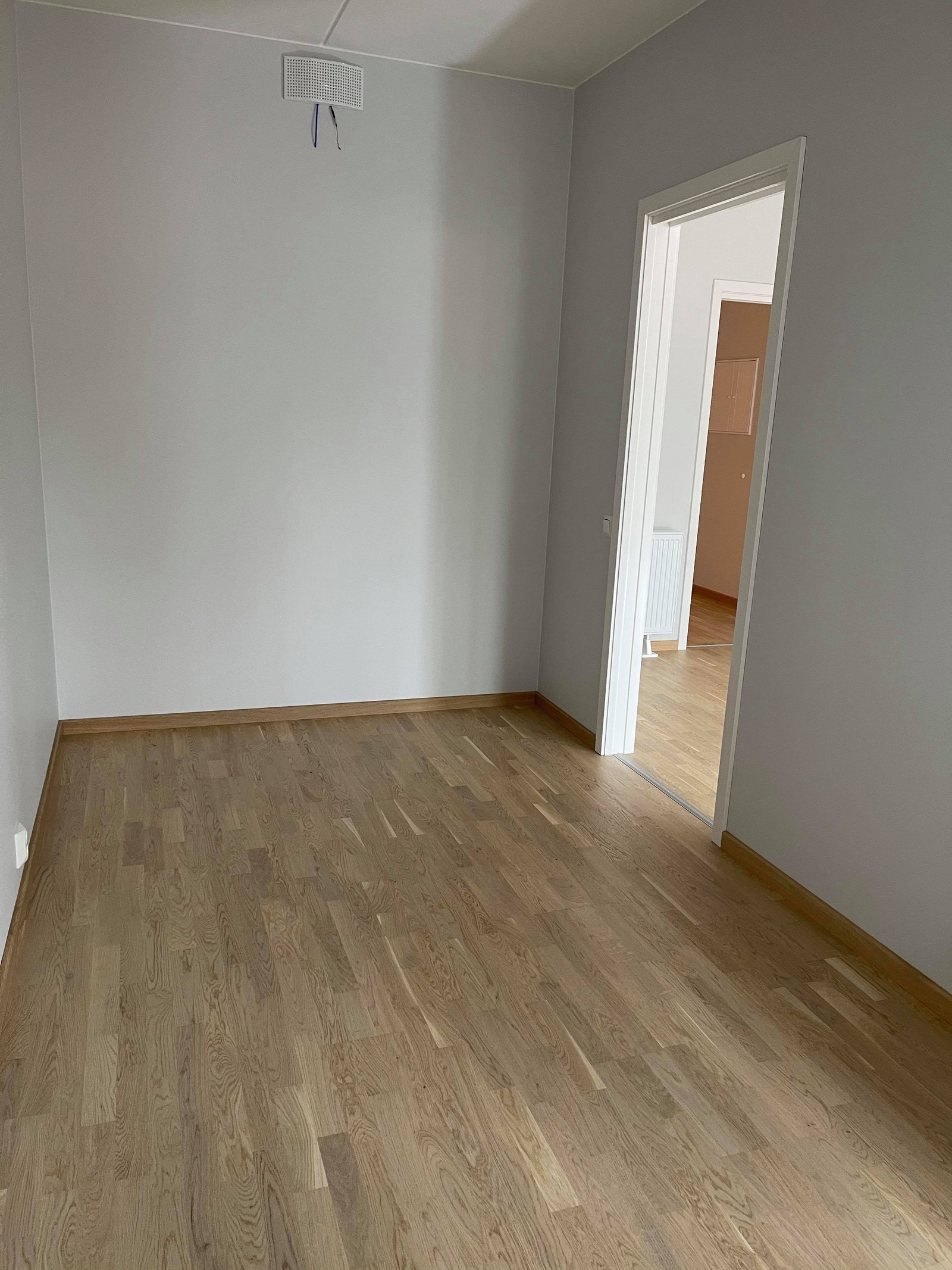 Soverom - God plass til en dobbeltseng med eventuelle garderobeskap Galleribilde