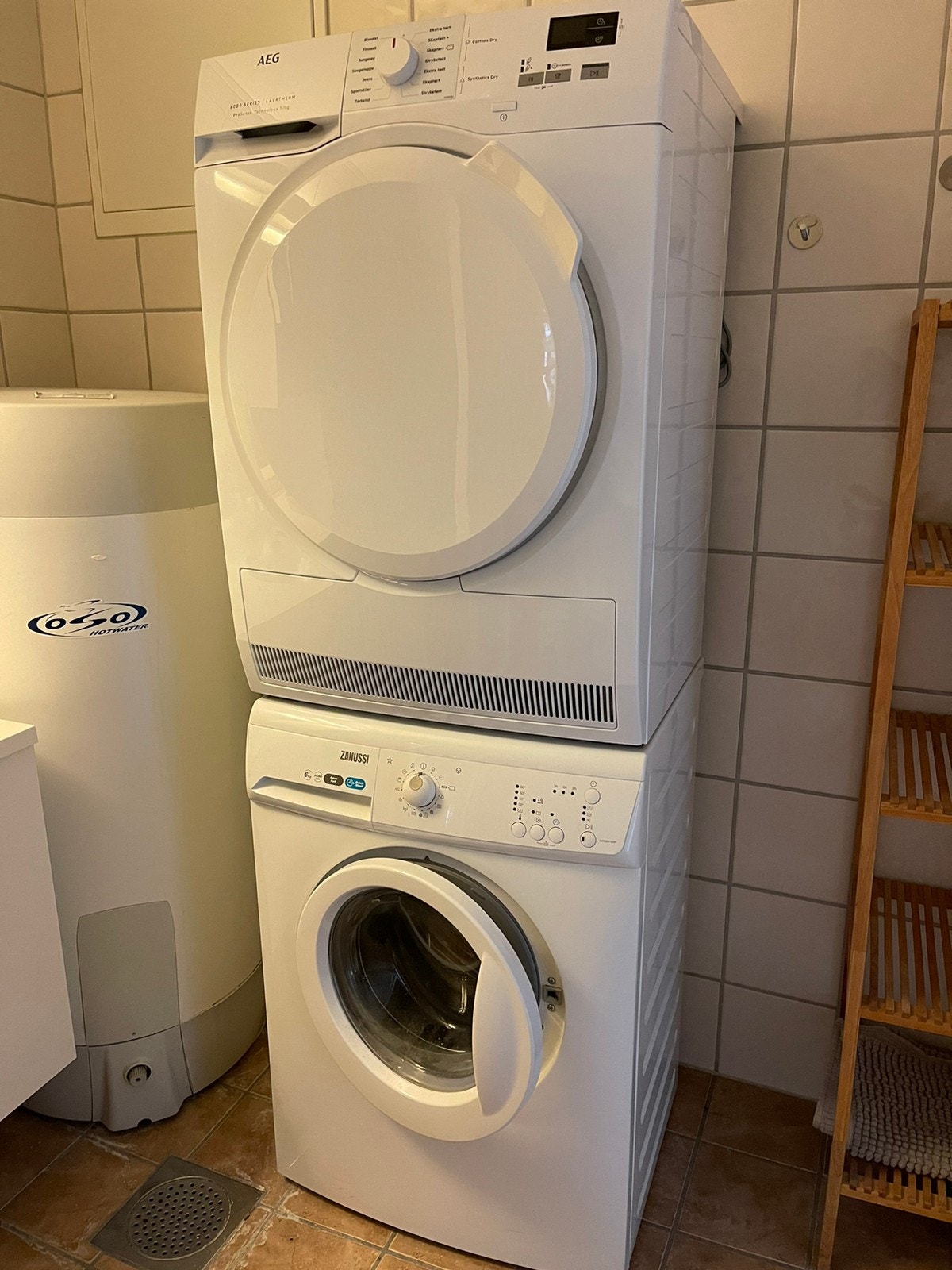 Baderom med vaskemaskin og tørketrommel Galleribilde