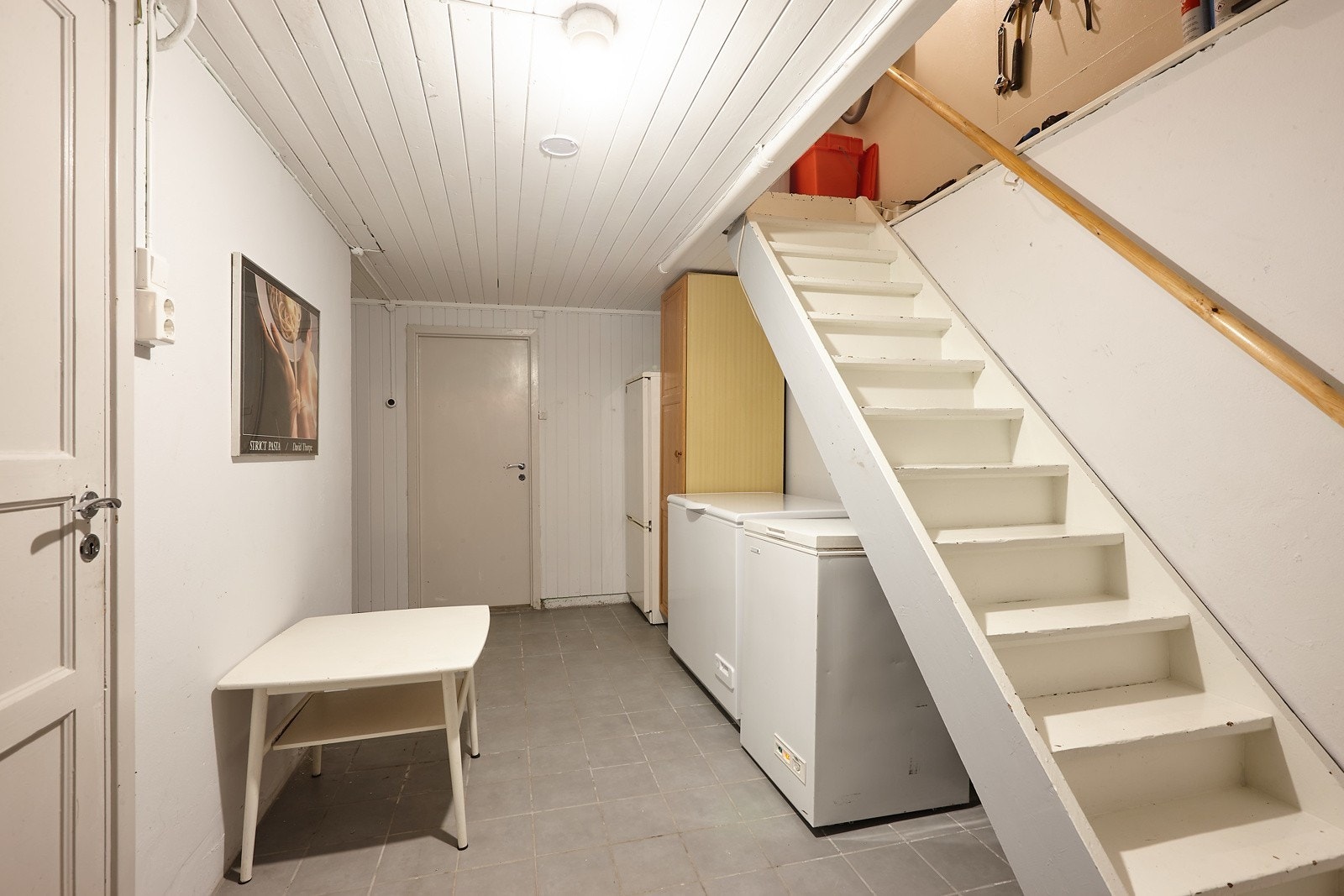 Kjelleren er utstyrt med fryser og 3 store rom som kan brukes til lagring av div utstyr. På tomten er det også oppført ei brakke og et skur som er disponibel for lagring av større utstyr (eg. ski, bildekk, sykkel etc.) Galleribilde