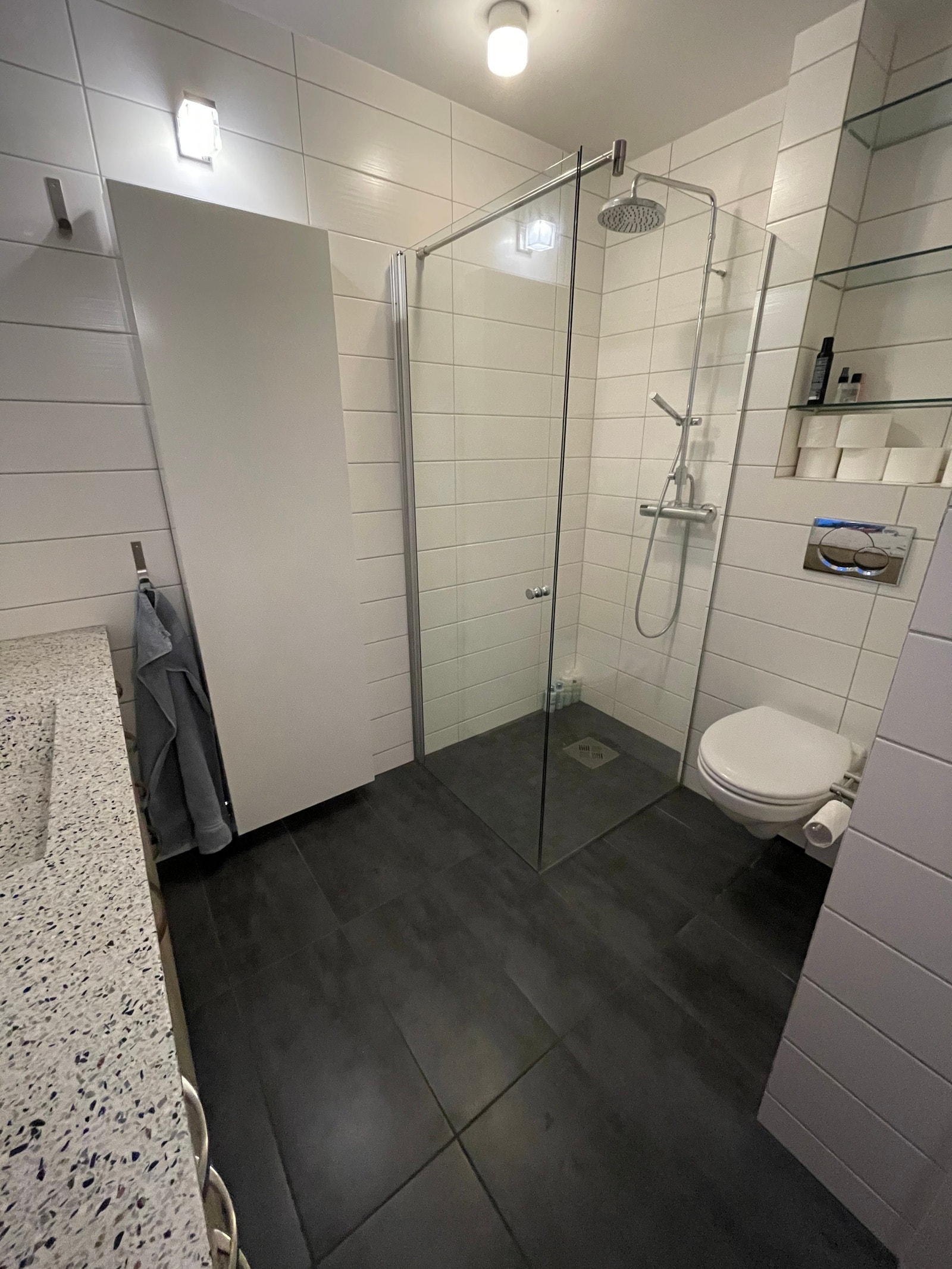 Dusj og toalett i bad hovedetasje. Galleribilde