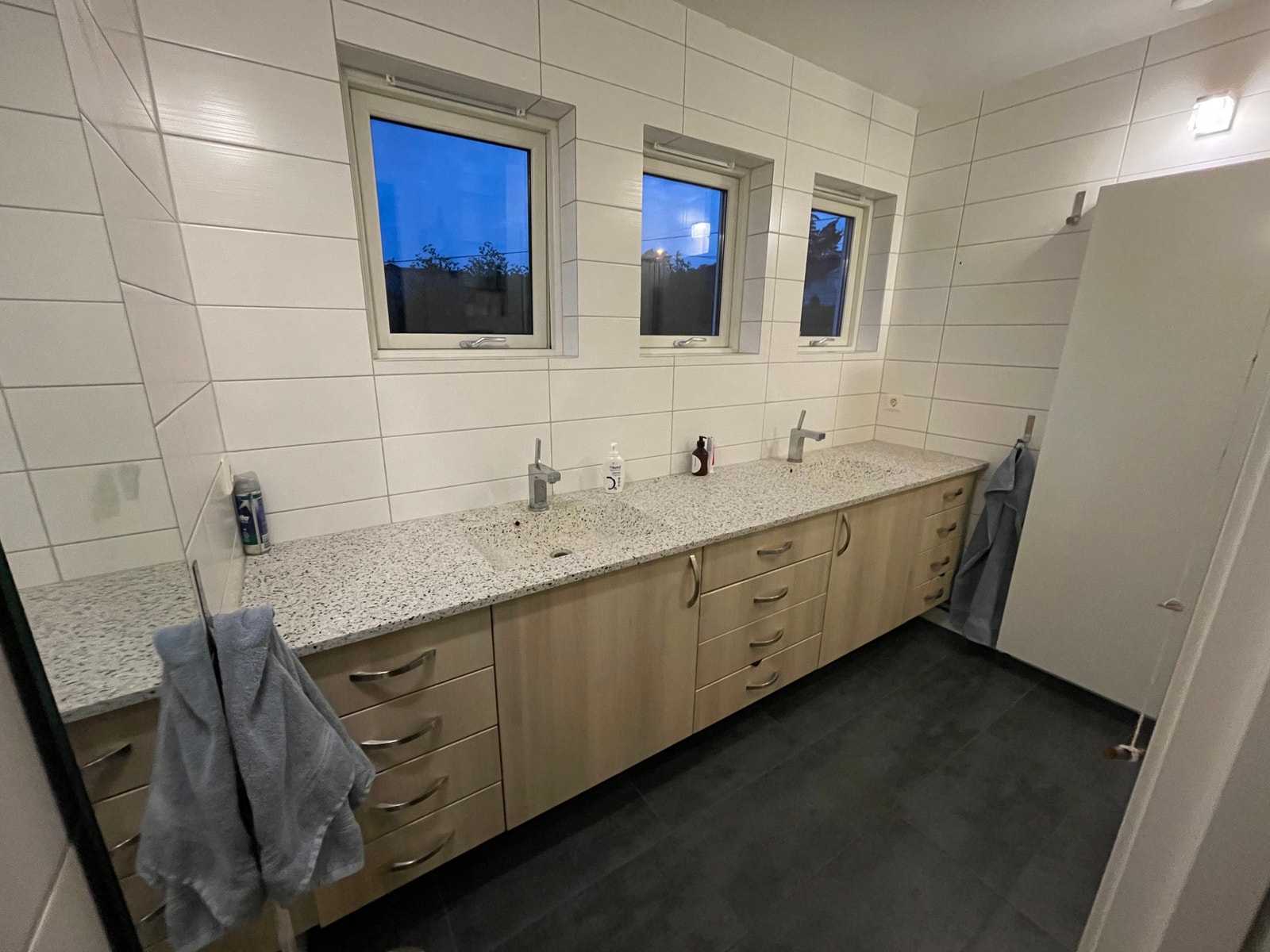 Dobbel servant i bad i hovedetasje Galleribilde
