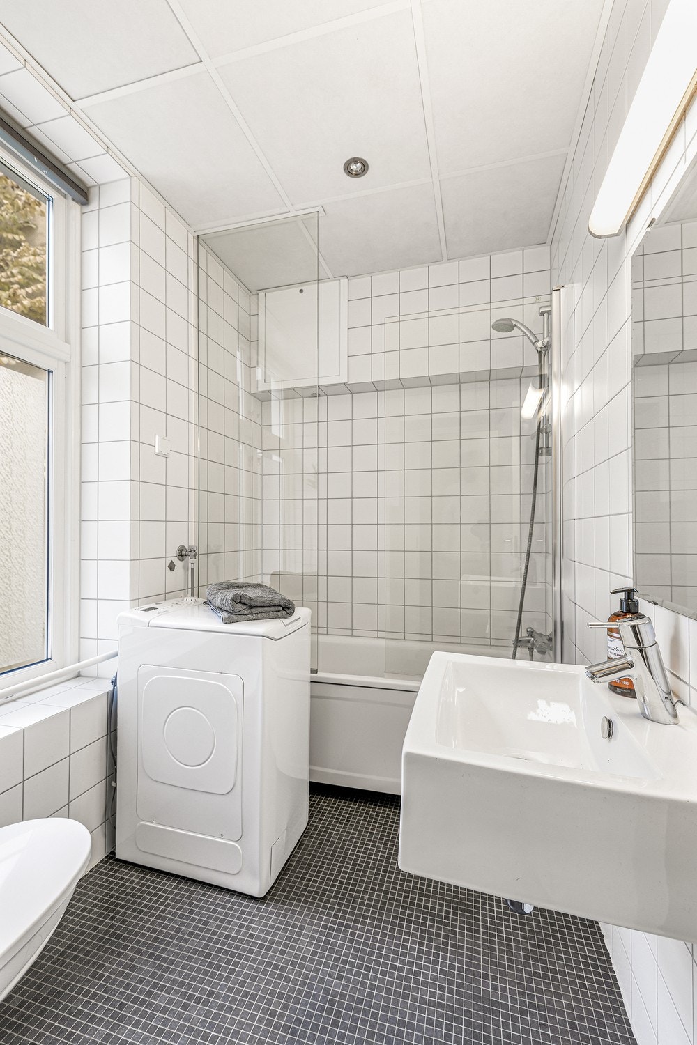 Badet inneholder badekar med dusj samt downlights i himling Galleribilde