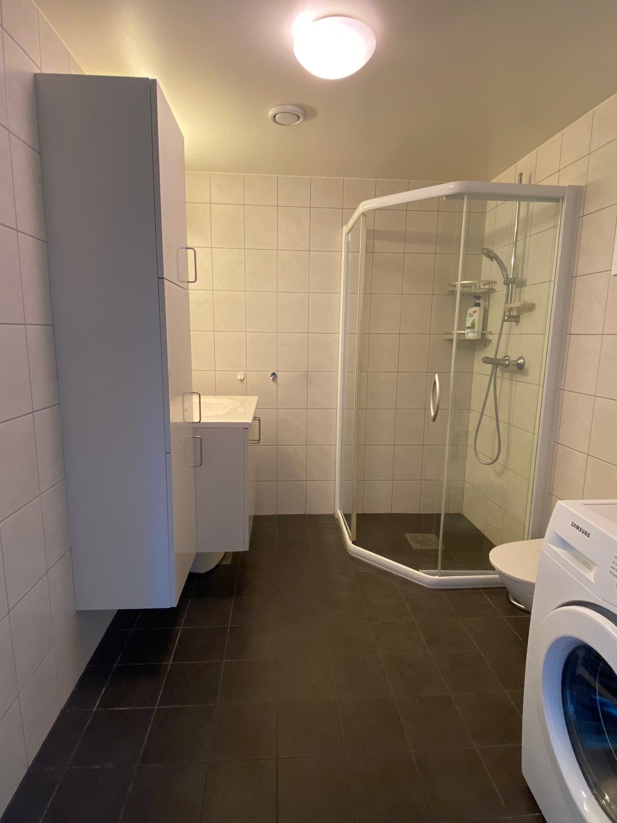 bad med vaskemaskin Galleribilde