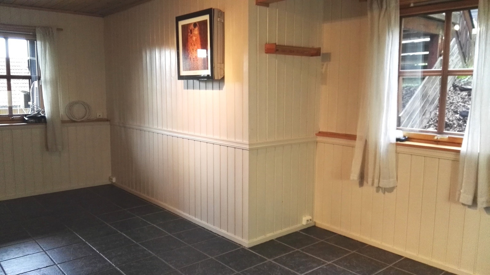 stue m/kjøkkenkrok og sofa Galleribilde