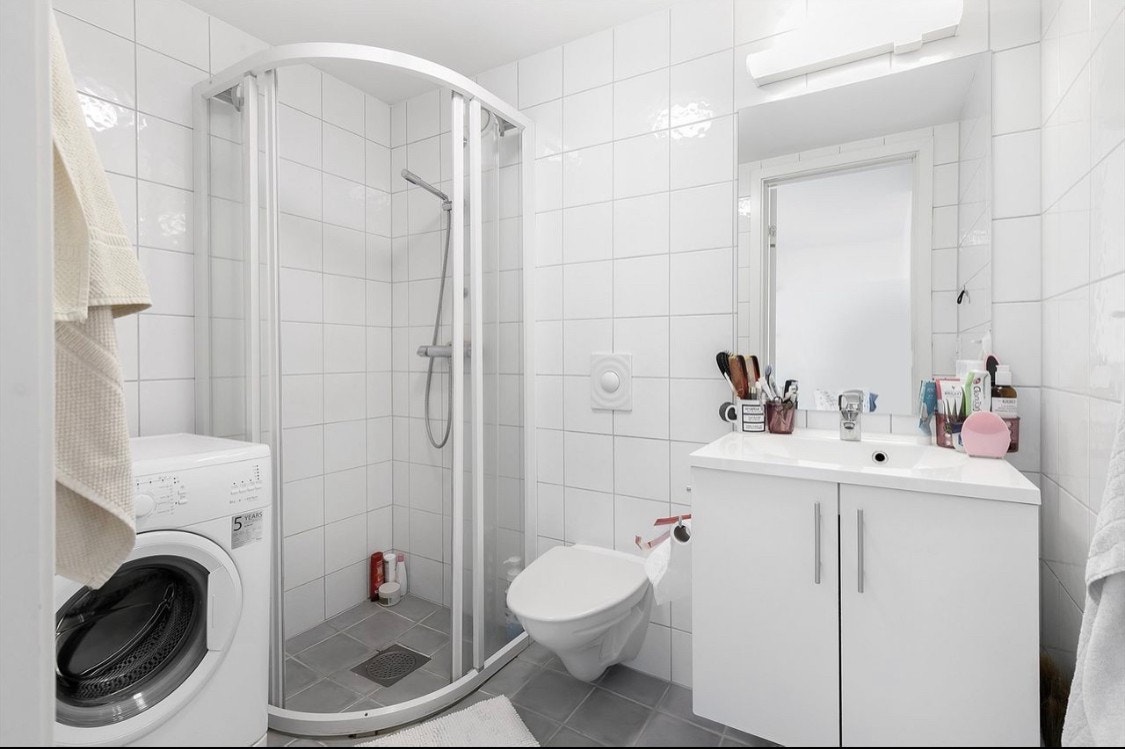 Eget bad med vaskemaskin Galleribilde