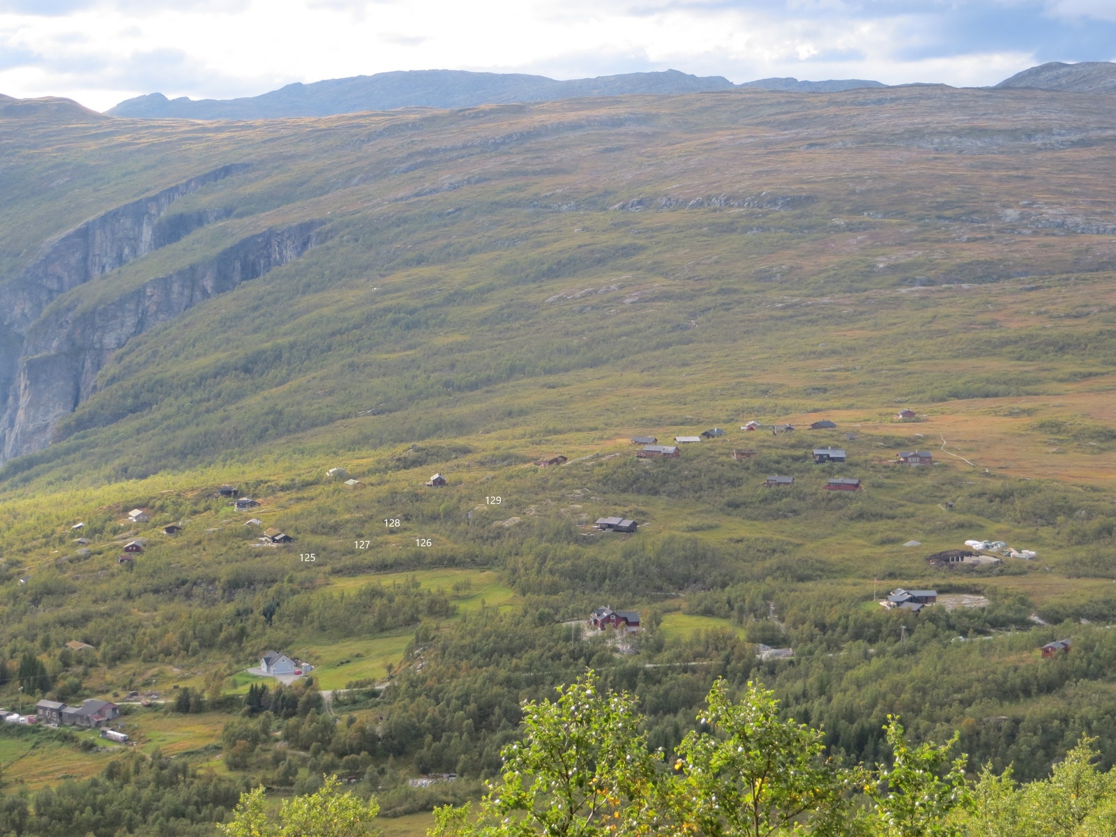 Tre hyttetomter, de siste hyttetomtene i Åstestølen hyttefelt. Tomt 125 og 129 er solgt. Galleribilde