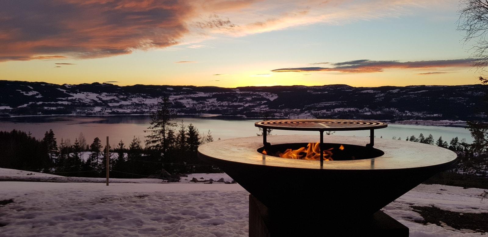 Solnedgang på en vinterdag fra terrassen rundt OFYR bålpanne Galleribilde